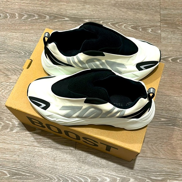 YZY - Yeezy - 700 - Picture 1 of 4